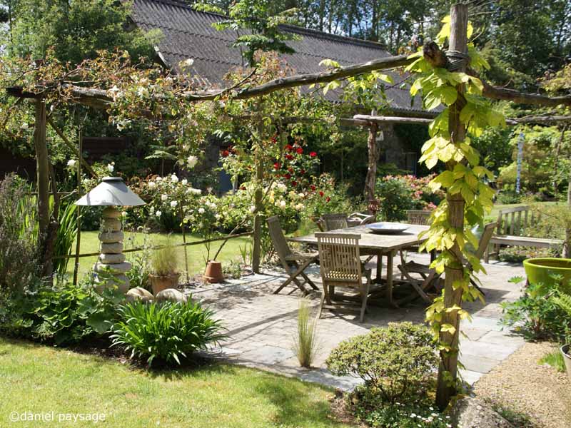 Repos bien mérité à l'ombre d'une pergola Jardin d'exposition