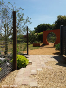 corten-arche-pavés-aplite-grou-treillis-galva-palissade