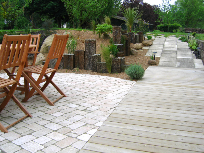 Une terrasse entre maison et jardin