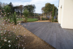 Une terrasse pour allier le jardin et la maison